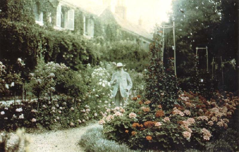  Monet in his garden at Giverny